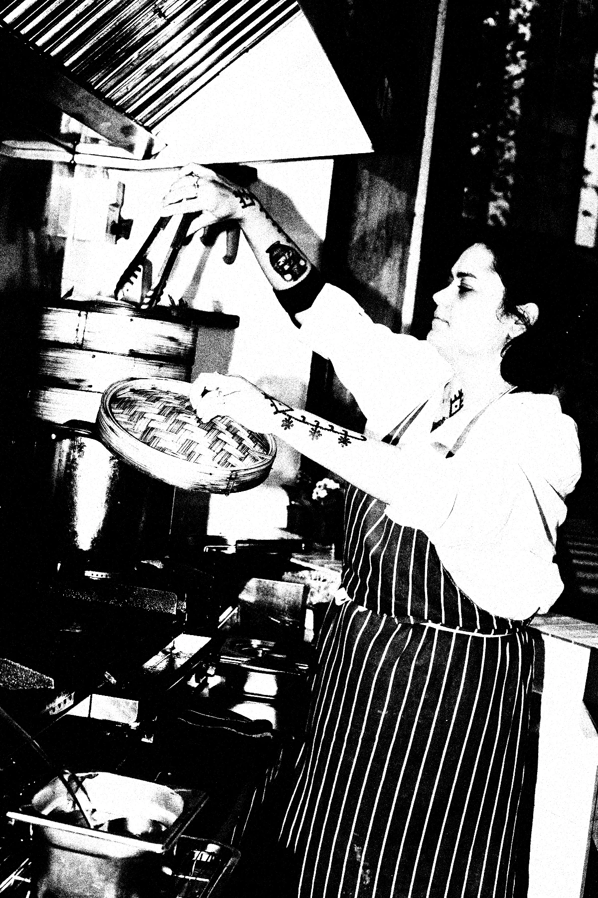 Cocinera de METL trabajando junto a los fogones
