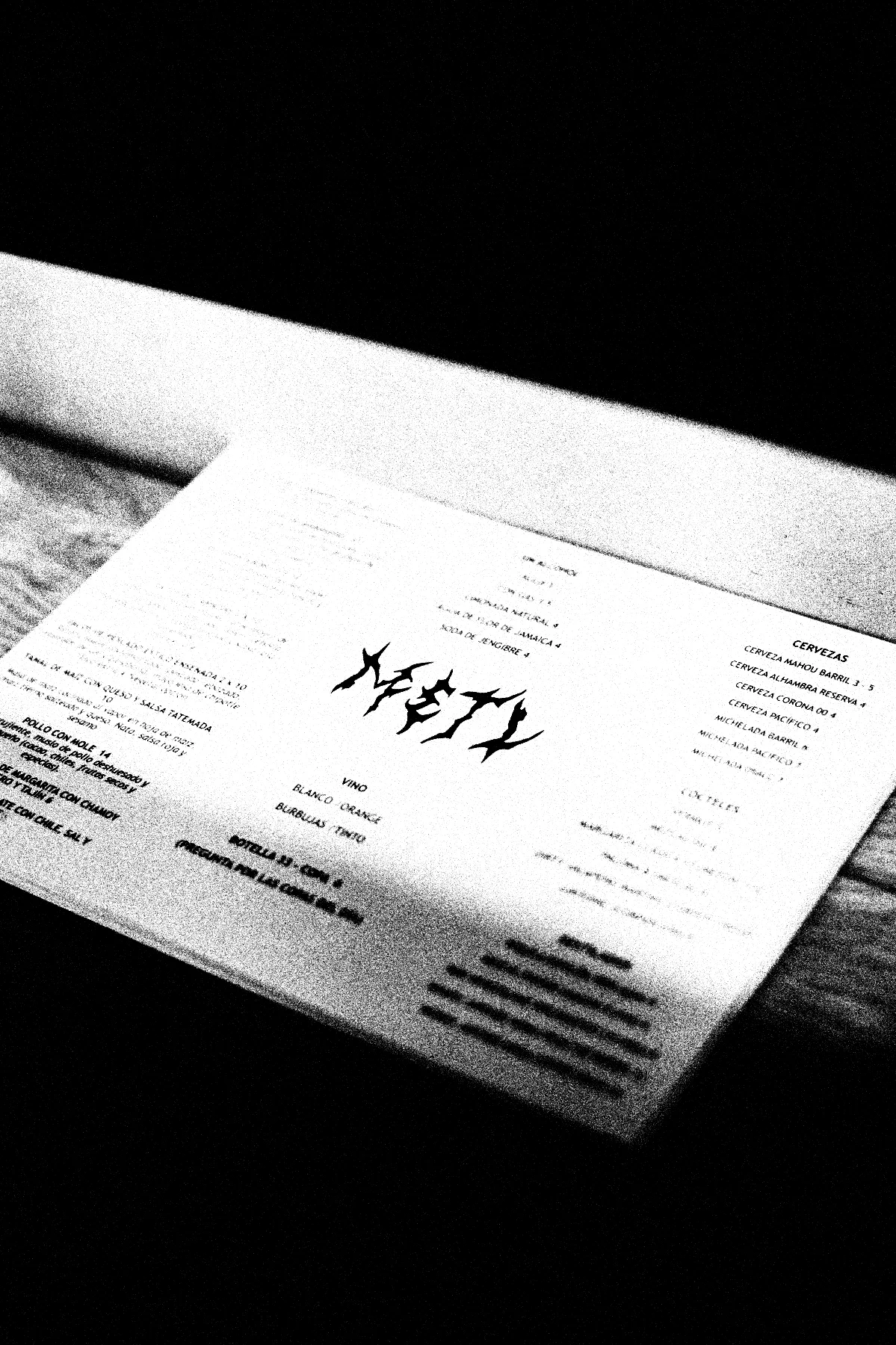 Carta impresa de METL sobre una mesa