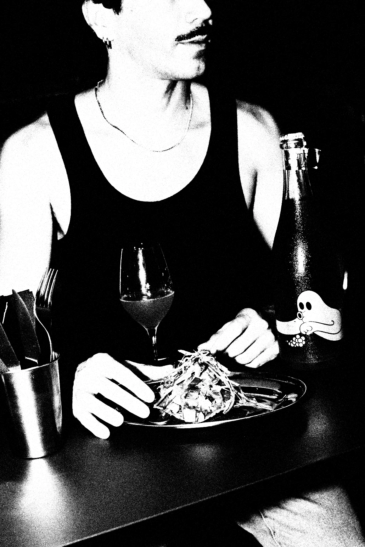 Mesa de METL con comida y vino natural