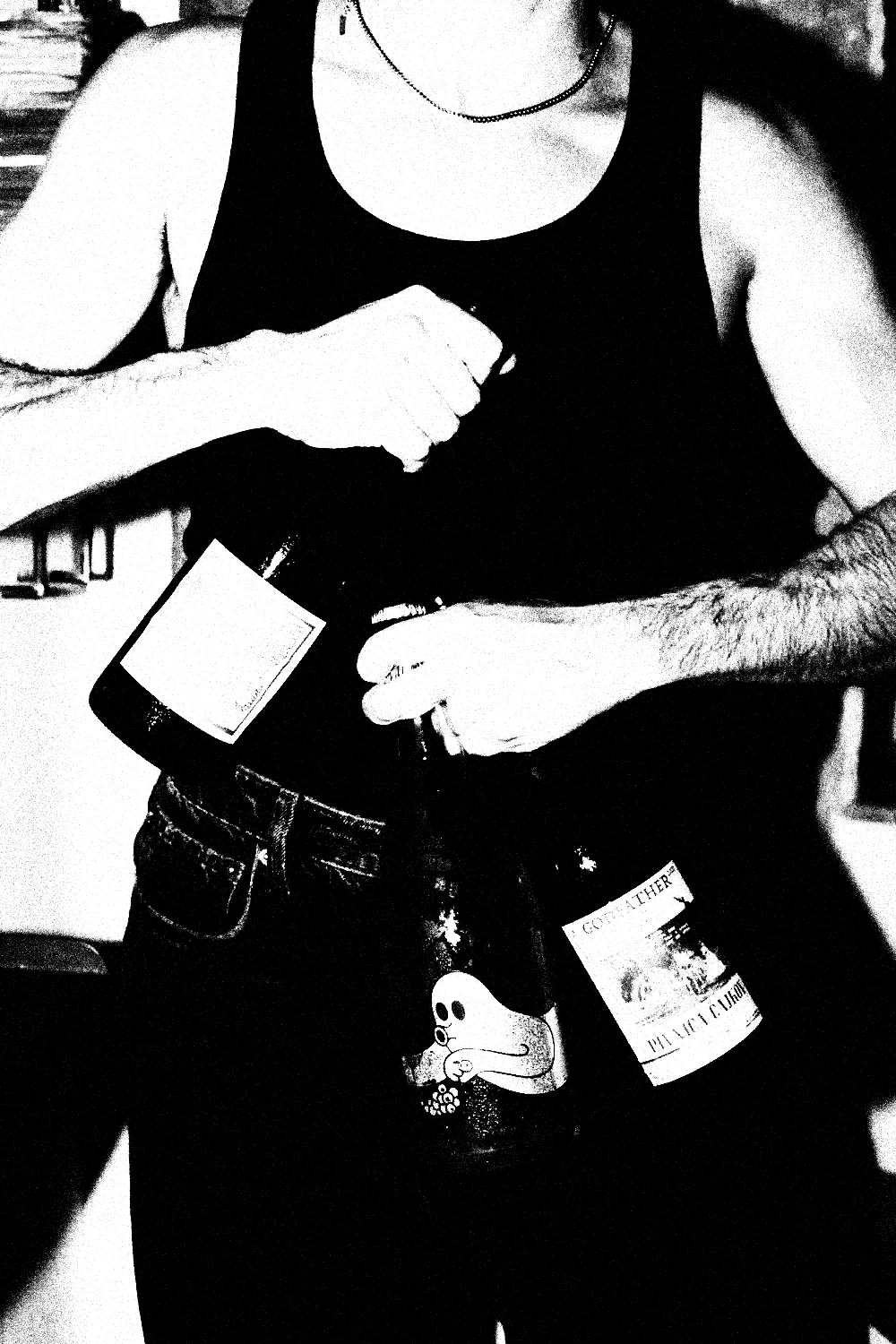 Botella de vino abierta junto a una mesa de METL
