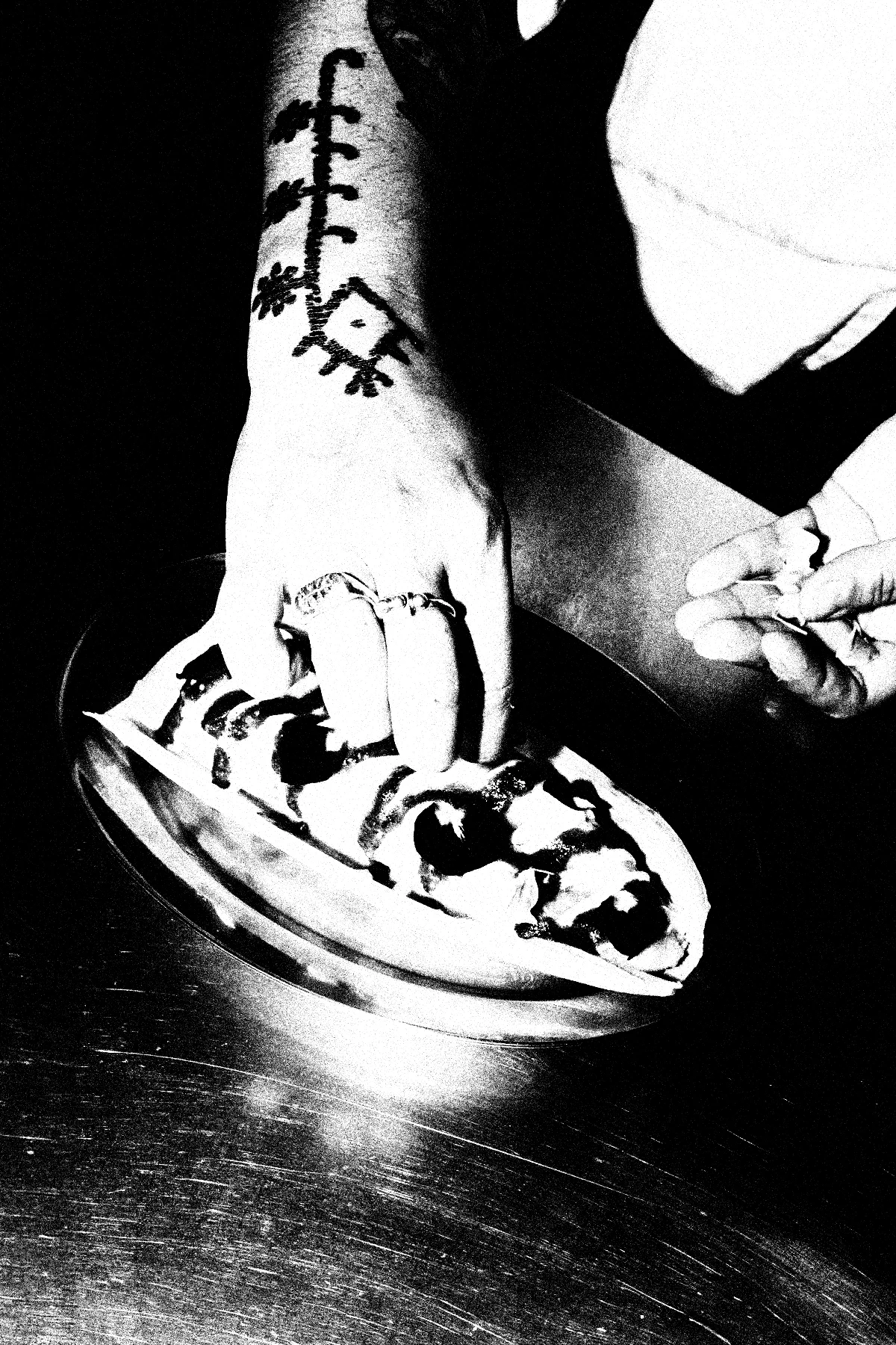 Manos terminando un plato en la mesa