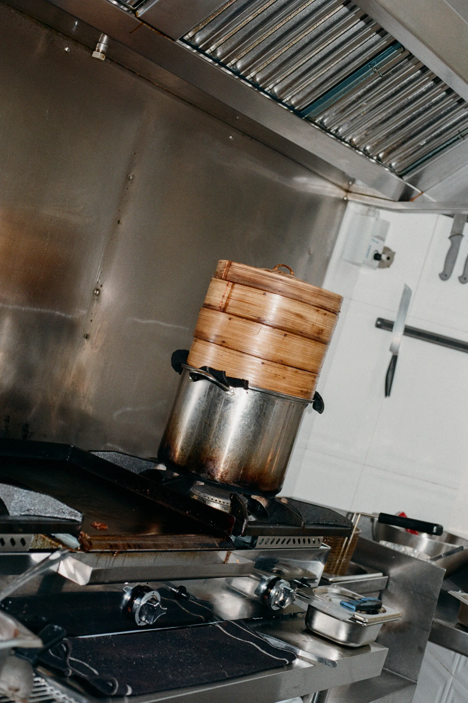 Vaporeras de acero apiladas en la cocina