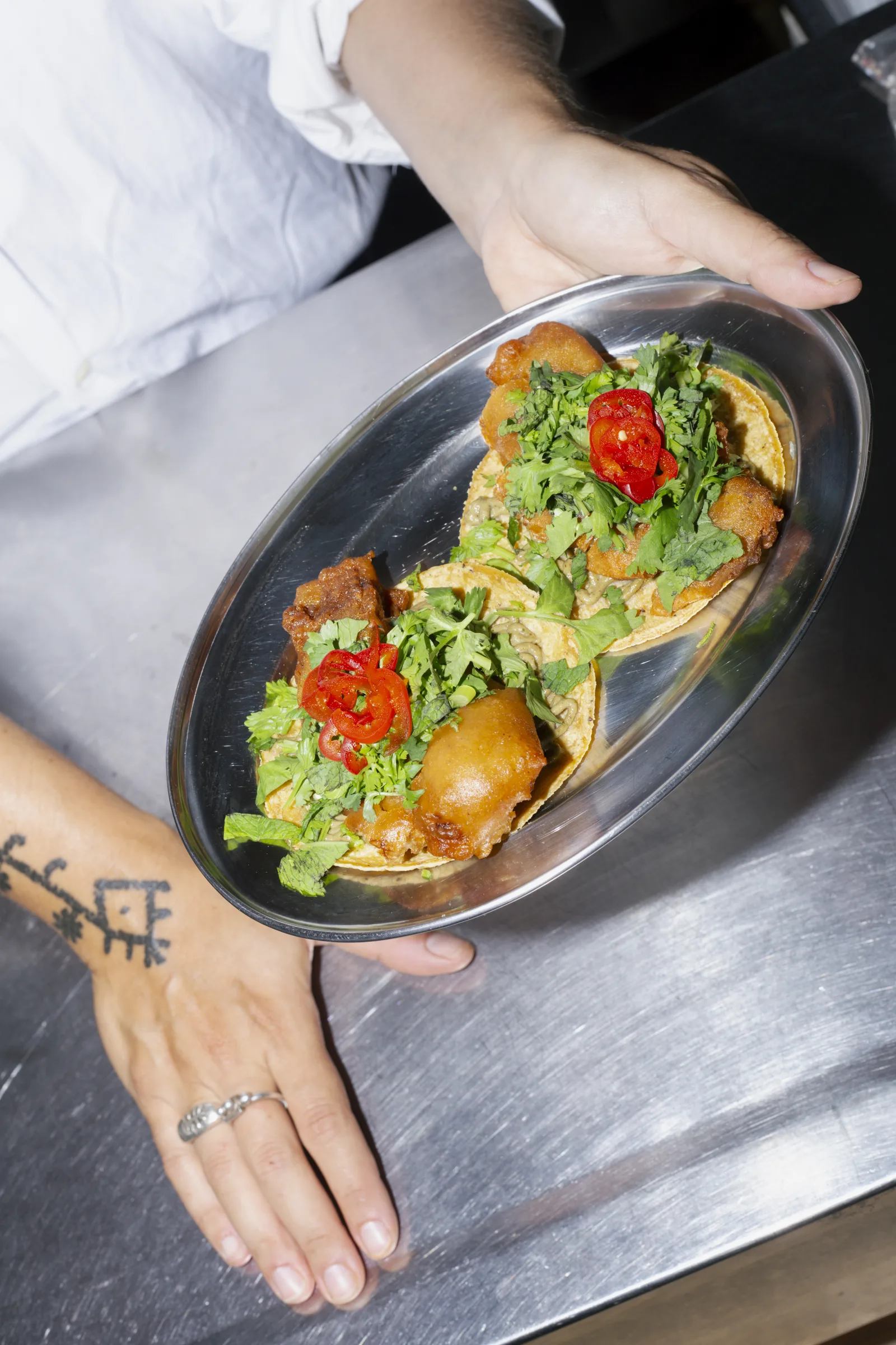 Tostadas con hojas verdes sostenidas en la mano