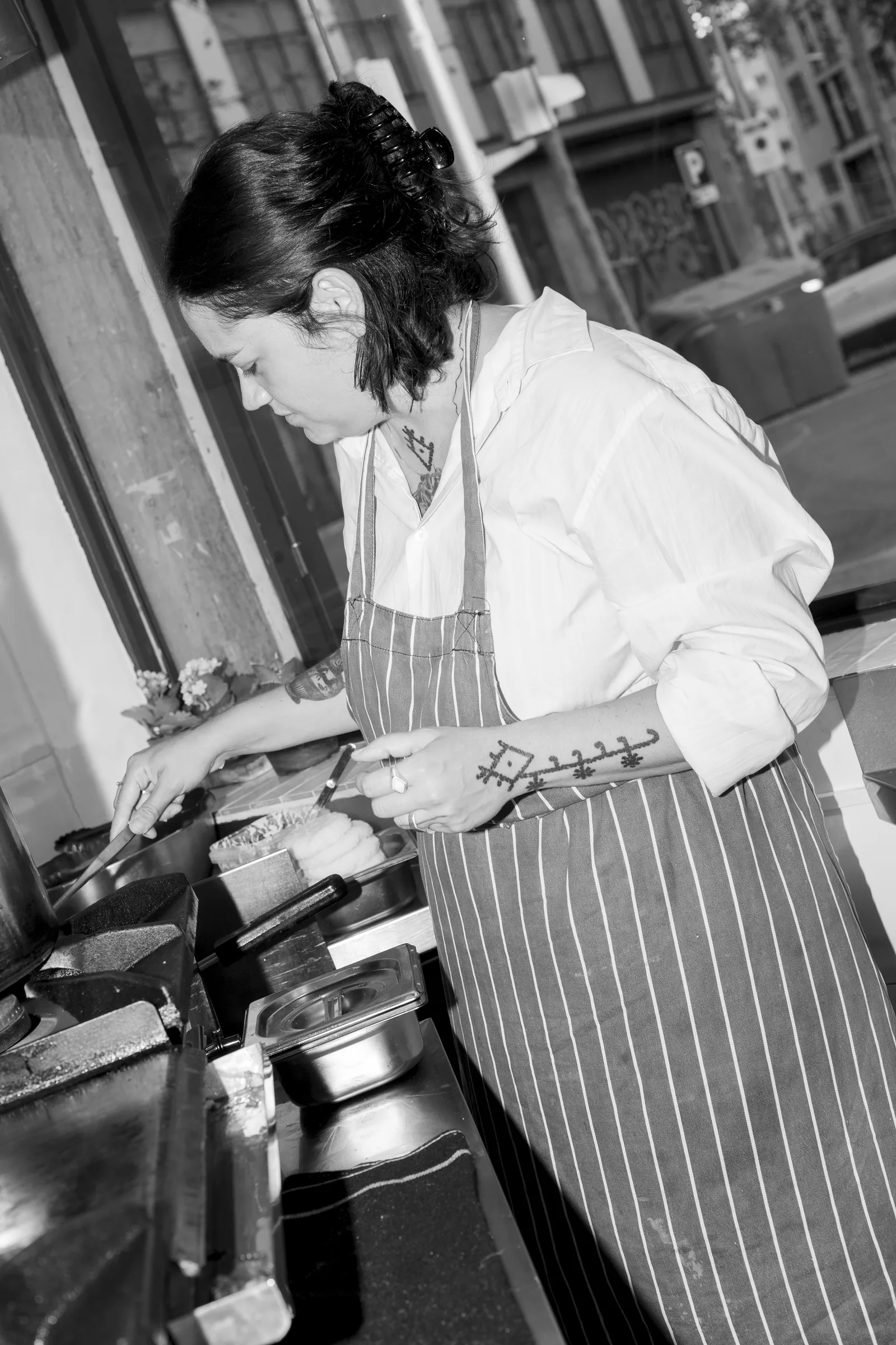 Cocinera en el pase, en blanco y negro
