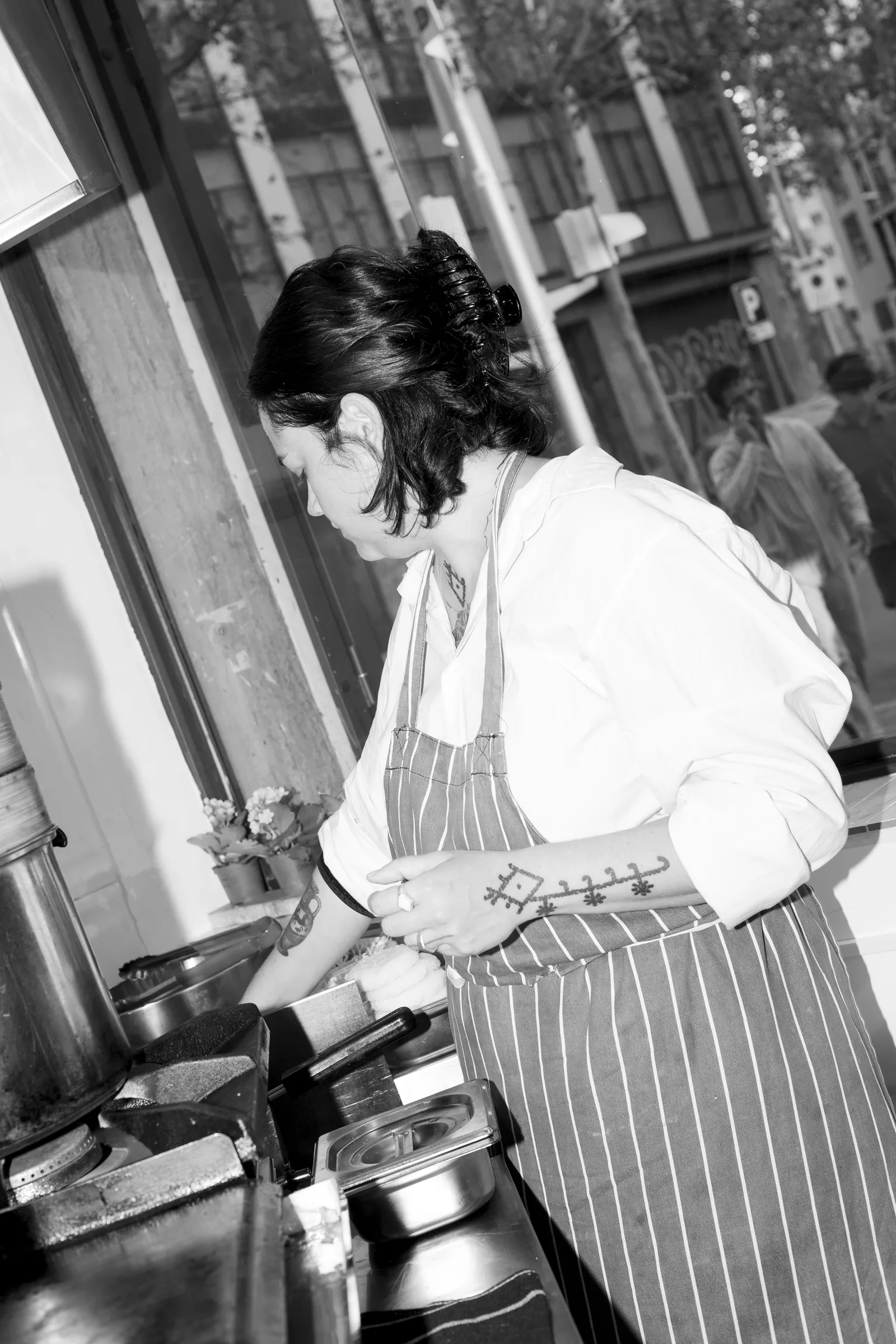 Perfil de la cocinera en plena faena, en blanco y negro