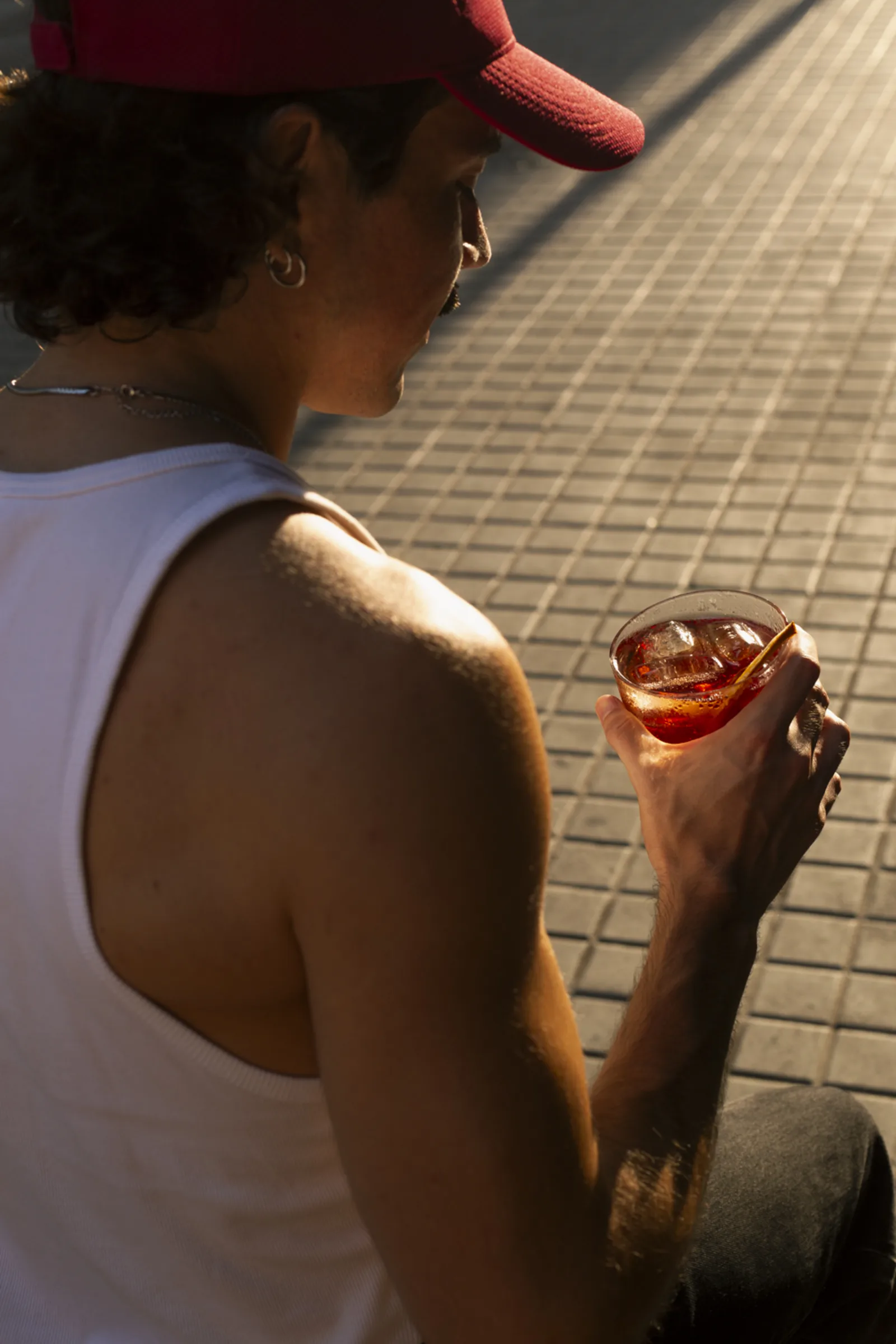 Cliente de espaldas en la calle con su copa