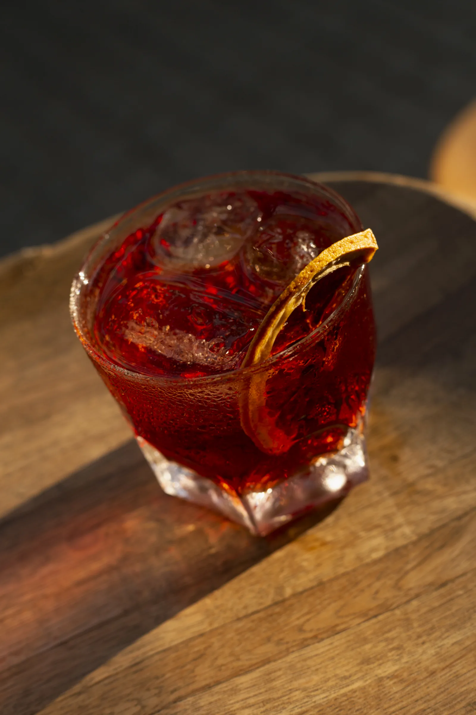 Negroni rojo sobre una mesa de madera
